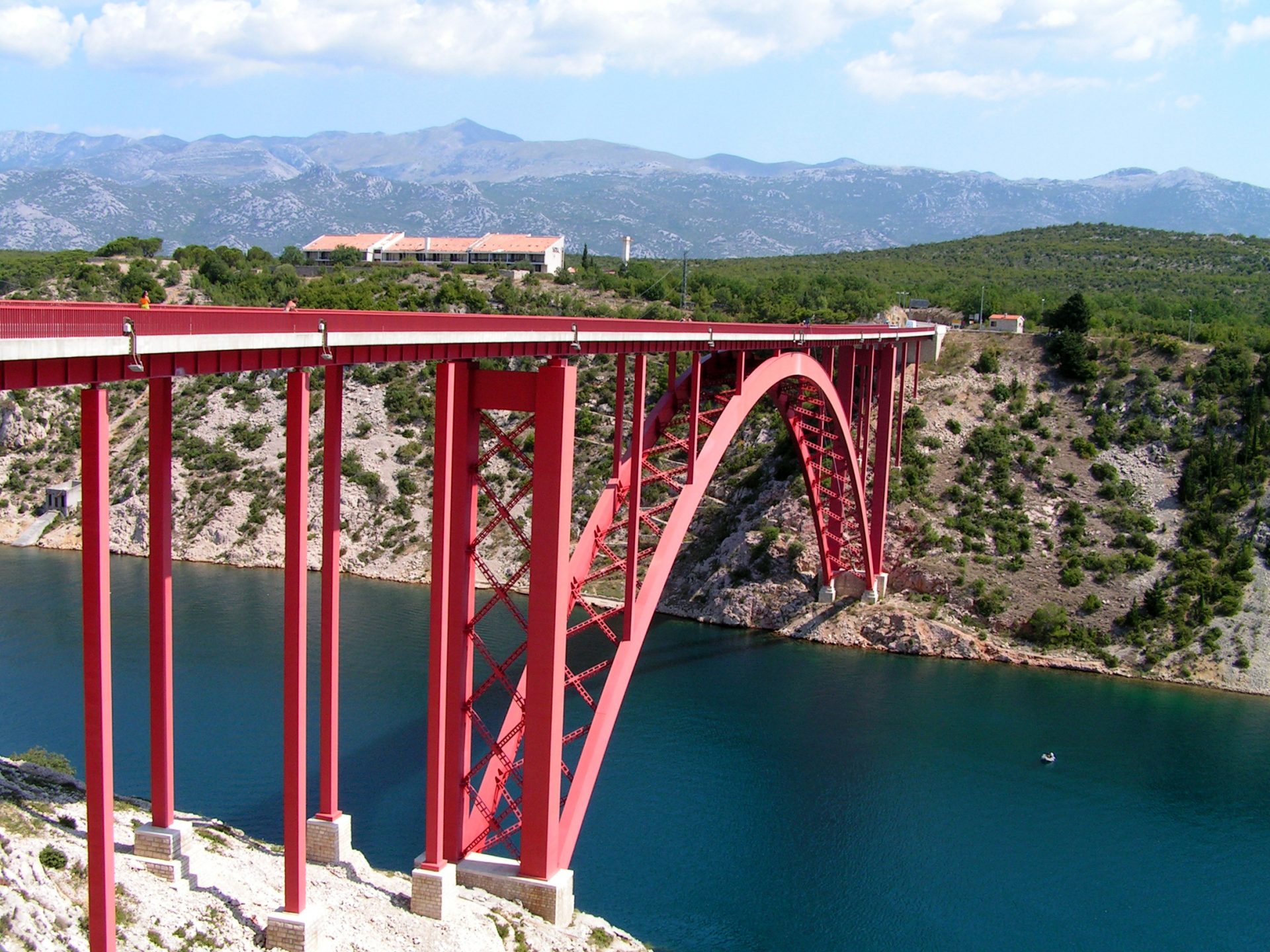 Starý most Maslenica. Dĺžka 315,3 metrov, výška nad morom 55 metrov.