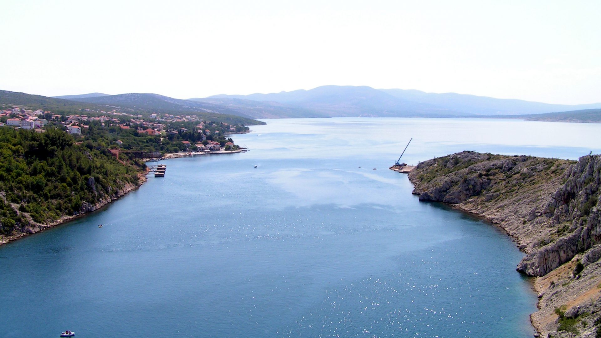 Výhľad zo starého mosta Maslenica smerom do morskej zátoky.